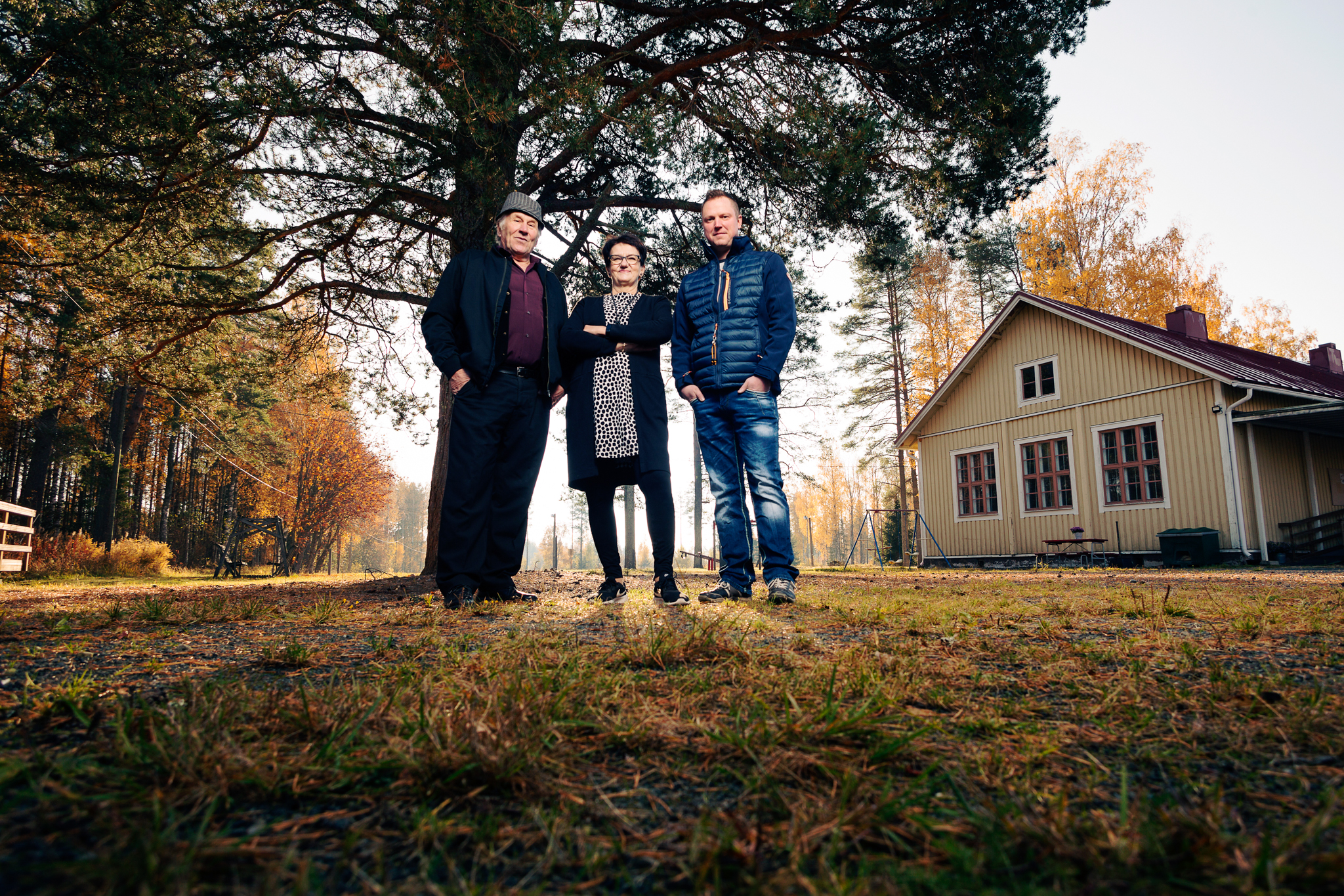 Kuvassa Matti Hämäläinen, Anita Tanskanan ja Pertti Tanskanen Ruvaslahden kyläatlon Ruvaspirtin edustalla seisomassa syksyisessä maisemassa.