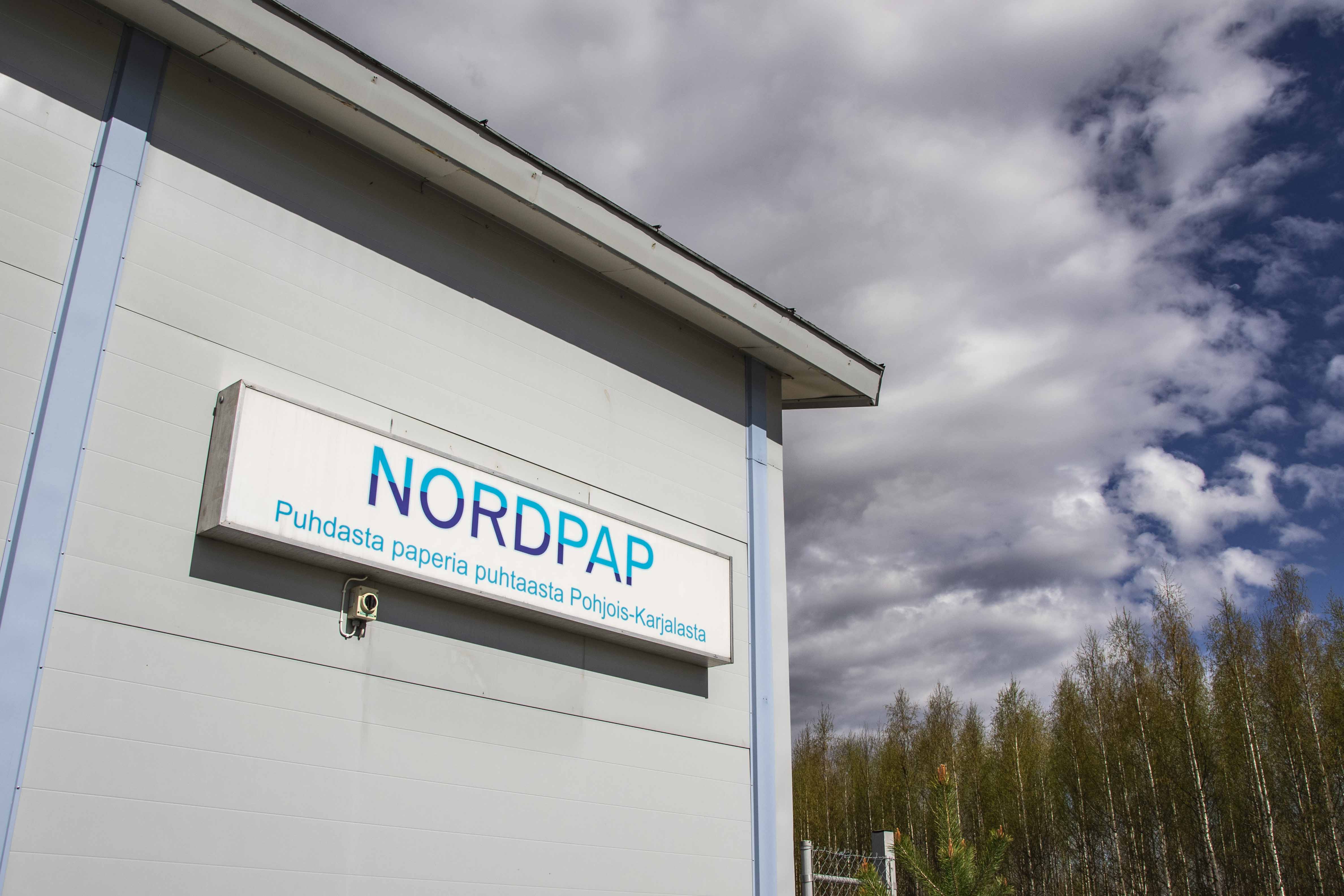 Nordpap-kyltti hallin seinässä.