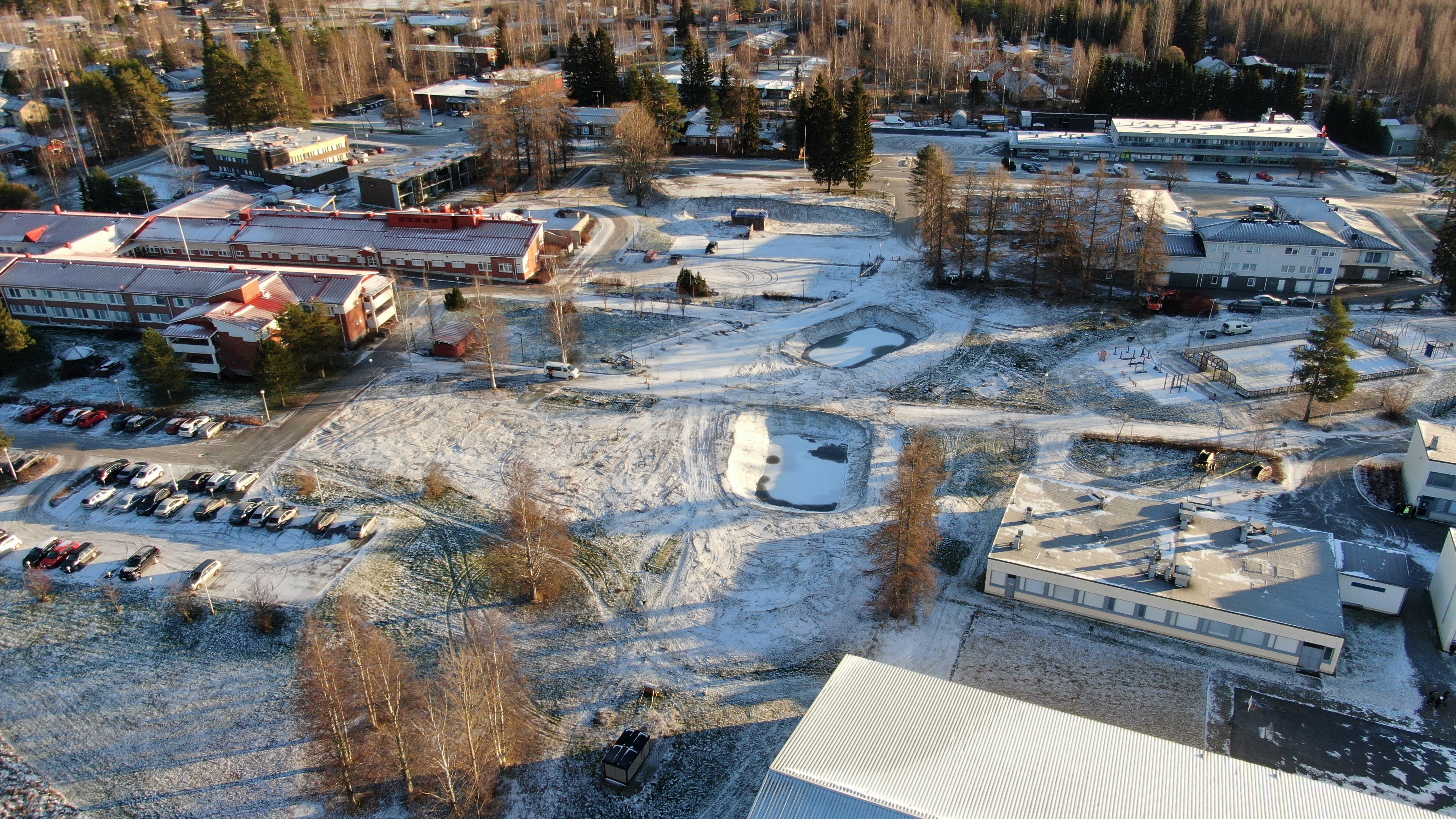 Kuvassa Polvijärven keskustan y-kortteli ilamsta kuvattuna. Kuvassa terveysasema sekä korttelista purettujen rakennusten jäännöksiä.
