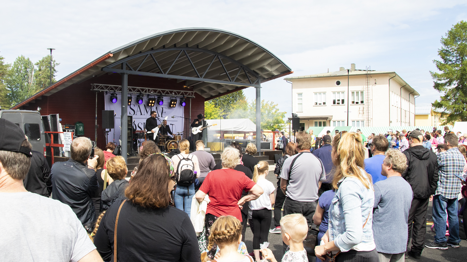 Kuva Polvijärvi-päivien Samae Koskisen keikalta. Yleisöä on valtoimenaan torilavan edessä, lavalla esiintyy rock-yhtye.