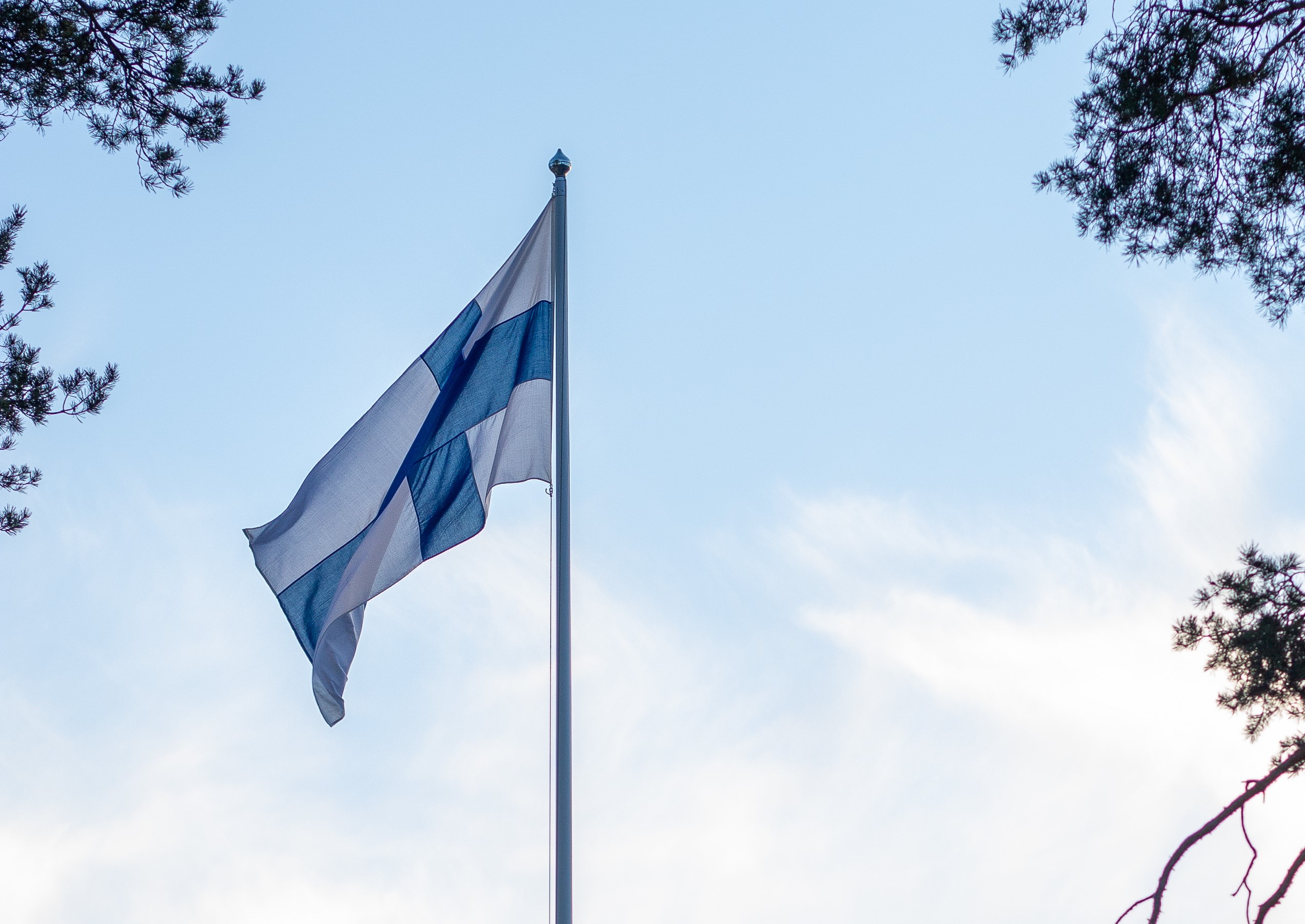 Suomen lippu liehuu salossa
